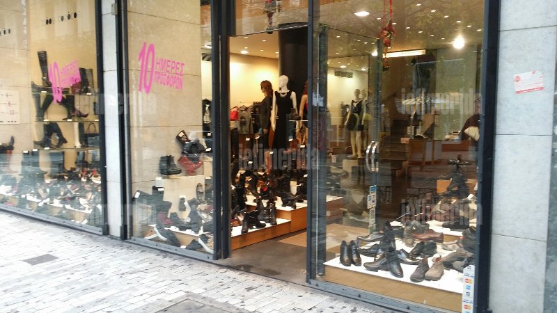  Η Ερμού δεν θυμίζει πια Χριστούγεννα -Γιατί τα καταστήματα δεν στόλισαν [εικόνες] | iefimerida.gr 1