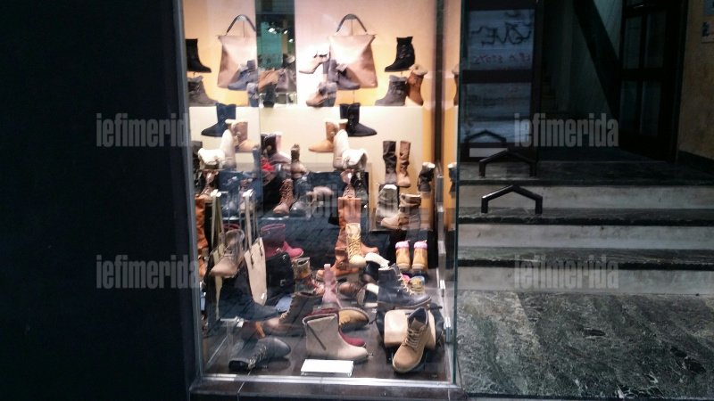  Η Ερμού δεν θυμίζει πια Χριστούγεννα -Γιατί τα καταστήματα δεν στόλισαν [εικόνες] | iefimerida.gr 3