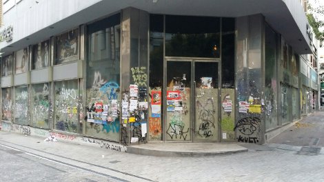 Η ερήμωση της Ερμού -Ο άλλοτε πιο εμπορικός δρόμος της Αθήνας γέμισε ενοικιαστήρια [εικόνες] | iefimerida.gr 5