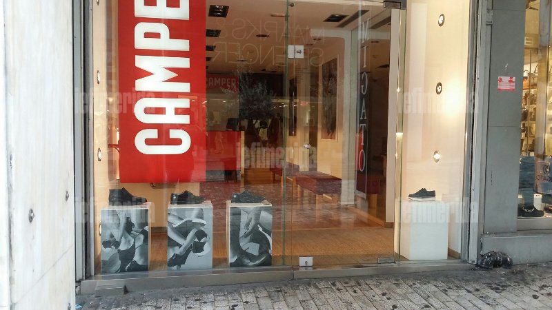  Η Ερμού δεν θυμίζει πια Χριστούγεννα -Γιατί τα καταστήματα δεν στόλισαν [εικόνες] | iefimerida.gr 6