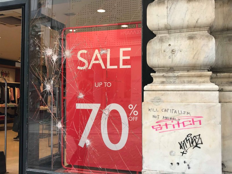 Αναρχικοί έσπασαν καταστήματα στην Ερμού για τον βομβιστή Γιαγτζόγλου [εικόνες] | iefimerida.gr 4