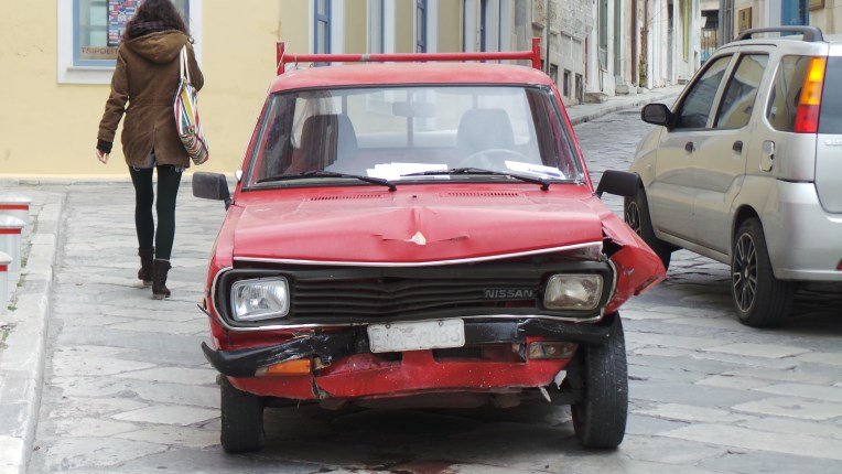 Πανικός στην Ερμούπολη με αφηνιασμένο οδηγό [εικόνες] | iefimerida.gr 1