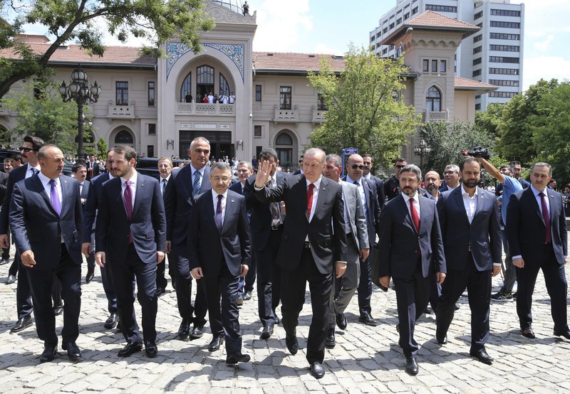 O Ταγίπ Ερντογάν με τους υπουργούς του/ Φωτογραφία AP images