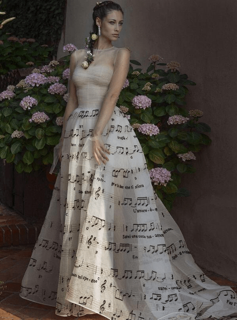 Ο Ερος Ραματζότι ντύθηκε ξανά γαμπρός -Η εντυπωσιακή γυναίκα του και το νυφικό με τις νότες που έκλεψε τις εντυπώσεις [εικόνες] | iefimerida.gr 2