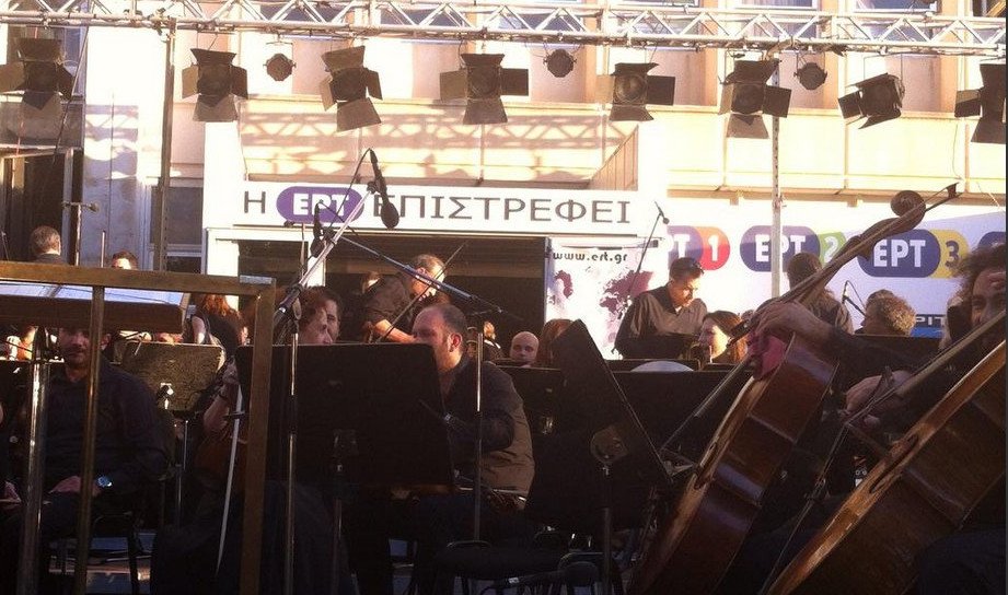 Τραγούδια και χαρές στο πάρτι της ΕΡΤ – Συνθήματα και πορεία στο Σύνταγμα [εικόνες] | iefimerida.gr 0