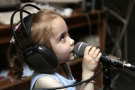 H γλυκύτατη 4χρονη παραγωγός της ΕΡΤ κάνει κατάληψη στα στούντιο και στέλνει το δικό της μήνυμα [εικόνες] | iefimerida.gr 0