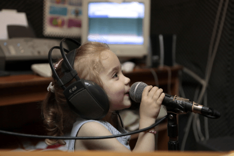 H γλυκύτατη 4χρονη παραγωγός της ΕΡΤ κάνει κατάληψη στα στούντιο και στέλνει το δικό της μήνυμα [εικόνες] | iefimerida.gr 1