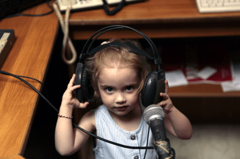 H γλυκύτατη 4χρονη παραγωγός της ΕΡΤ κάνει κατάληψη στα στούντιο και στέλνει το δικό της μήνυμα [εικόνες] | iefimerida.gr 2