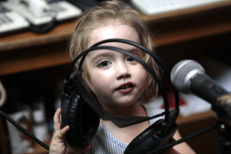 H γλυκύτατη 4χρονη παραγωγός της ΕΡΤ κάνει κατάληψη στα στούντιο και στέλνει το δικό της μήνυμα [εικόνες] | iefimerida.gr 3