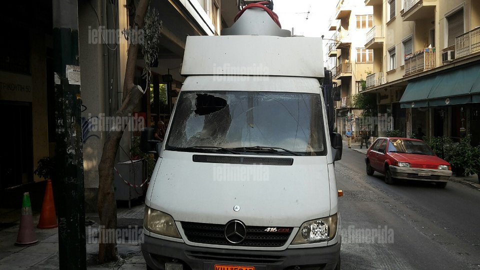 Μολότοφ και ρόπαλα στα γραφεία του ΠΑΣΟΚ -Κουκουλοφόροι έκαψαν βαν της ΕΡΤ, επιτέθηκαν σε δημοσιογράφους [εικόνες] | iefimerida.gr 0