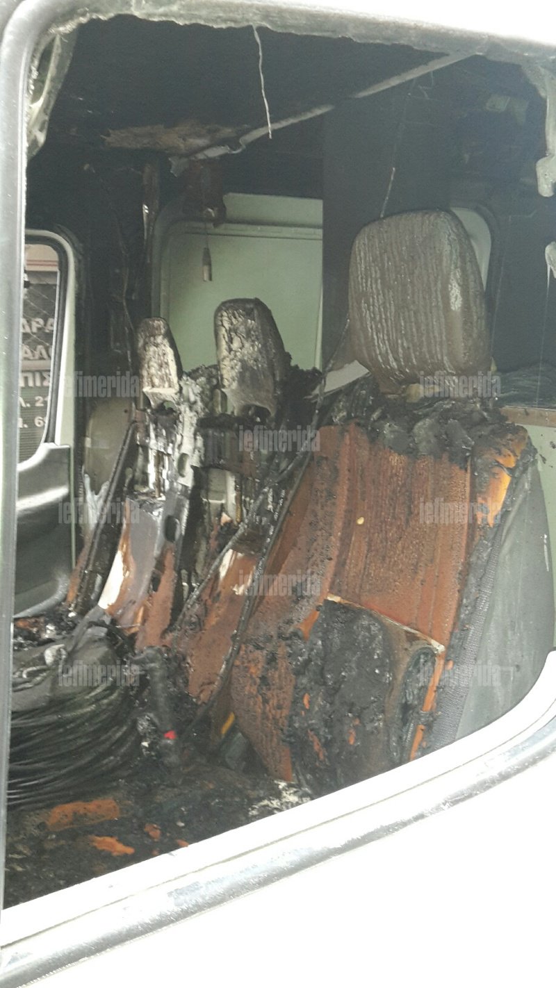 Μολότοφ και ρόπαλα στα γραφεία του ΠΑΣΟΚ -Κουκουλοφόροι έκαψαν βαν της ΕΡΤ, επιτέθηκαν σε δημοσιογράφους [εικόνες] | iefimerida.gr 1