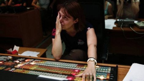 Τα δάκρυα των εργαζομένων της ΕΡΤ για το κλείσιμο της δημόσιας τηλεόρασης [εικόνες] | iefimerida.gr 0