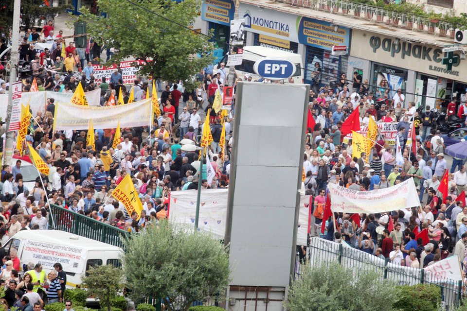 Χιλιάδες πολίτες μπροστά στην ΕΡΤ - Μεγάλη κινητοποίηση έξω από το Ραδιομέγαρο [εικόνες] | iefimerida.gr 0