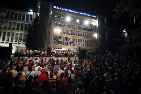 Χιλιάδες κόσμου έξω από την ΕΡΤ για 5η συνεχόμενη νύχτα – Τραγούδησαν το «Αξιον Εστί» [εικόνες] | iefimerida.gr 0