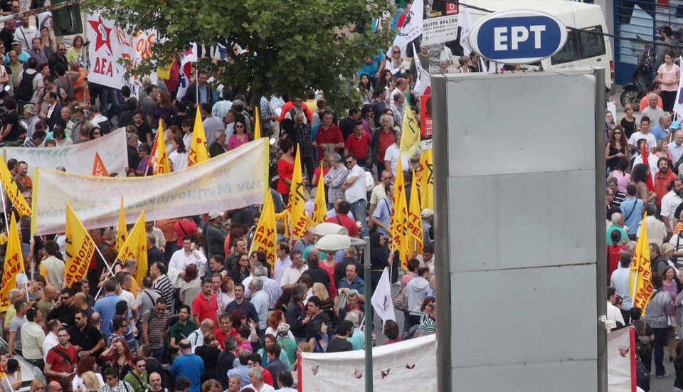 Χιλιάδες πολίτες μπροστά στην ΕΡΤ - Μεγάλη κινητοποίηση έξω από το Ραδιομέγαρο [εικόνες] | iefimerida.gr 1