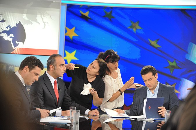 Ετσι μακιγιάρουν τον πρωθυπουργό πριν δώσει συνέντευξη στην ΕΡΤ [εικόνες] | iefimerida.gr 0