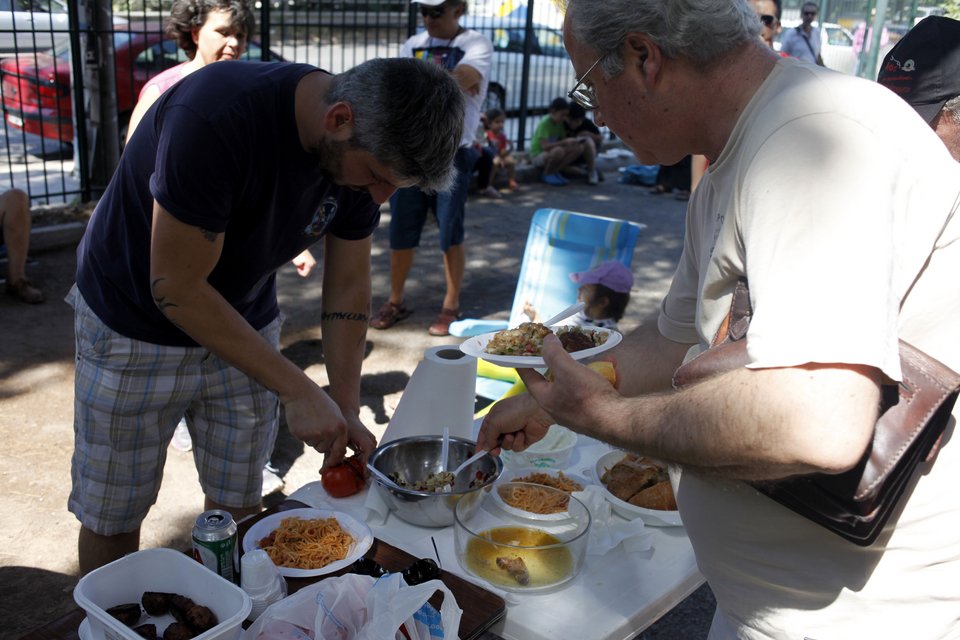 «Μαζί θα τα φάμε για την ΕΡΤ και τη δημοκρατία»: Μαγειρική με συνθήματα στο προαύλιο της ΕΡΤ [εικόνες] | iefimerida.gr 1