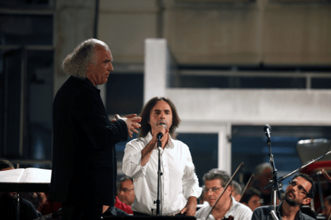 Χιλιάδες κόσμου έξω από την ΕΡΤ για 5η συνεχόμενη νύχτα – Τραγούδησαν το «Αξιον Εστί» [εικόνες] | iefimerida.gr 1