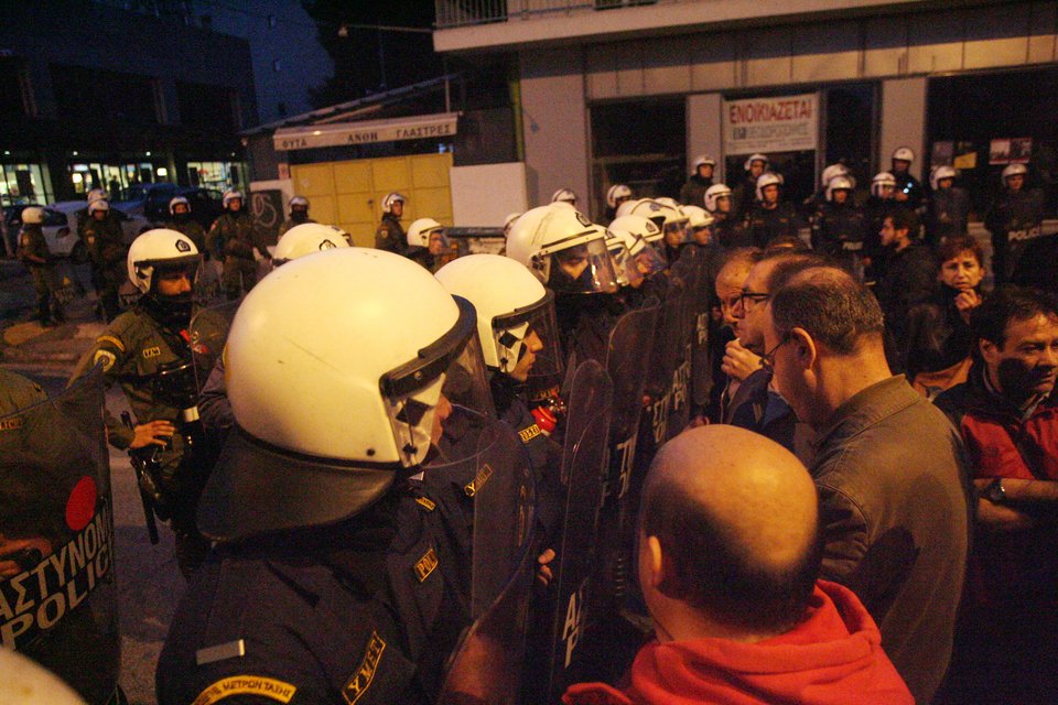 Ολες οι εικόνες από την επέμβαση των ΜΑΤ στην ΕΡΤ [εικόνες] | iefimerida.gr 1