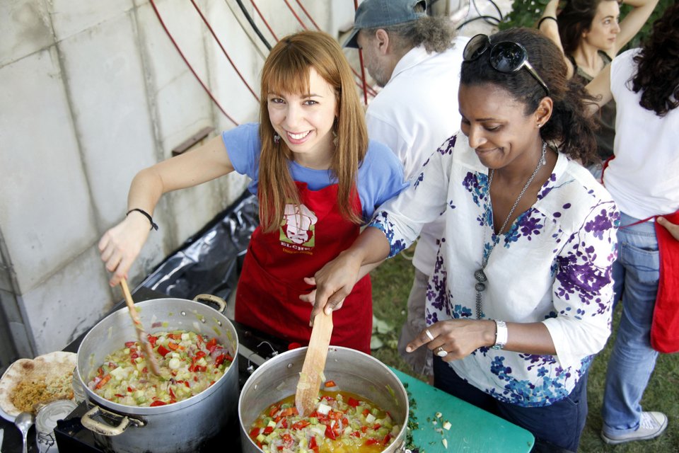 «Μαζί θα τα φάμε για την ΕΡΤ και τη δημοκρατία»: Μαγειρική με συνθήματα στο προαύλιο της ΕΡΤ [εικόνες] | iefimerida.gr 0