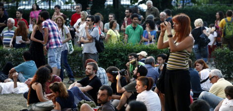 Χιλιάδες κόσμου έξω από την ΕΡΤ για 5η συνεχόμενη νύχτα – Τραγούδησαν το «Αξιον Εστί» [εικόνες] | iefimerida.gr 2