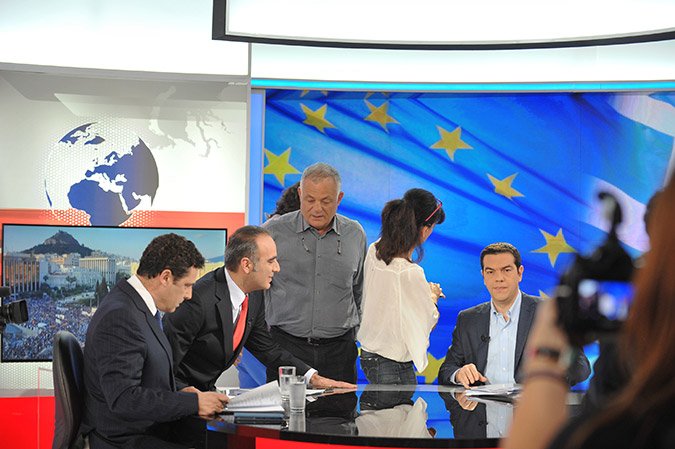 Ετσι μακιγιάρουν τον πρωθυπουργό πριν δώσει συνέντευξη στην ΕΡΤ [εικόνες] | iefimerida.gr 1