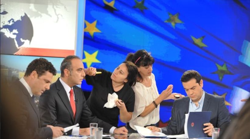 Ετσι μακιγιάρουν τον πρωθυπουργό πριν δώσει συνέντευξη στην ΕΡΤ [εικόνες] | iefimerida.gr 2