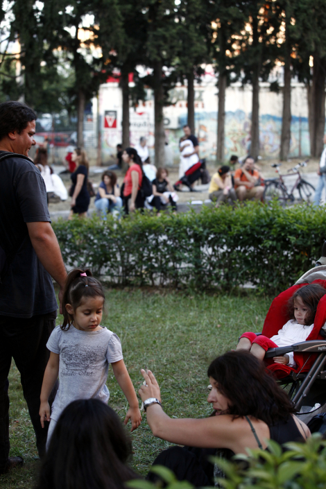 Χιλιάδες κόσμου έξω από την ΕΡΤ για 5η συνεχόμενη νύχτα – Τραγούδησαν το «Αξιον Εστί» [εικόνες] | iefimerida.gr 3