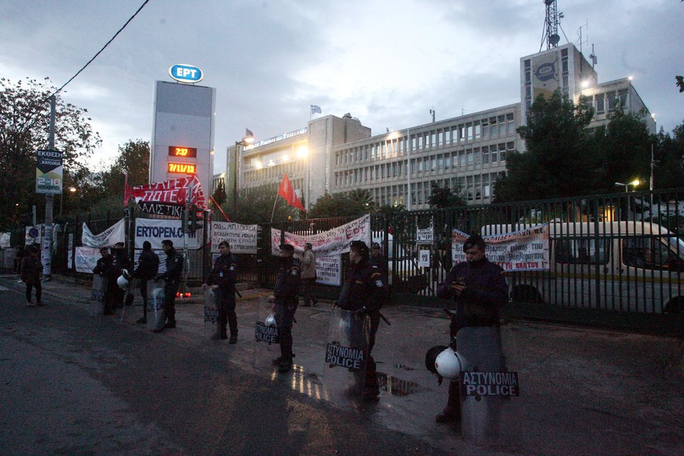 Ολες οι εικόνες από την επέμβαση των ΜΑΤ στην ΕΡΤ [εικόνες] | iefimerida.gr 3