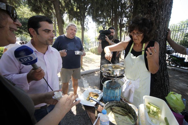 «Μαζί θα τα φάμε για την ΕΡΤ και τη δημοκρατία»: Μαγειρική με συνθήματα στο προαύλιο της ΕΡΤ [εικόνες] | iefimerida.gr 2