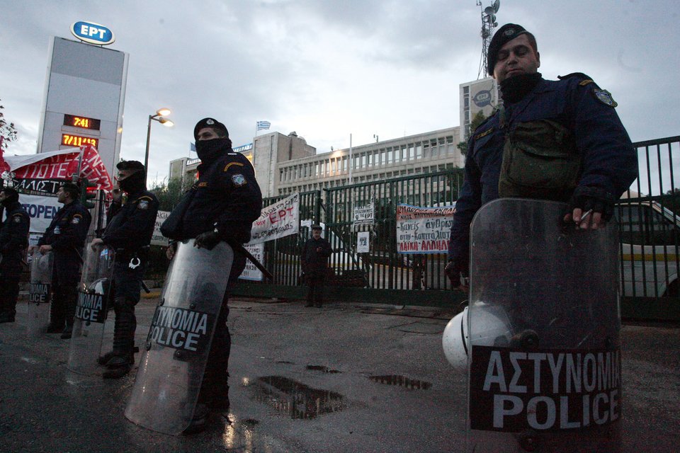 Ολες οι εικόνες από την επέμβαση των ΜΑΤ στην ΕΡΤ [εικόνες] | iefimerida.gr 4