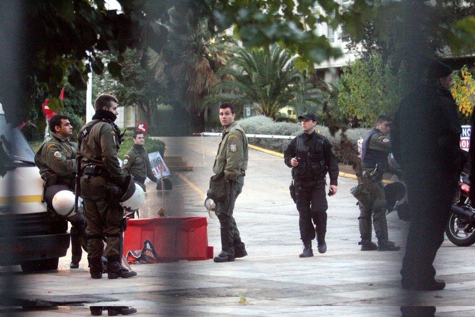 Ολες οι εικόνες από την επέμβαση των ΜΑΤ στην ΕΡΤ [εικόνες] | iefimerida.gr 5