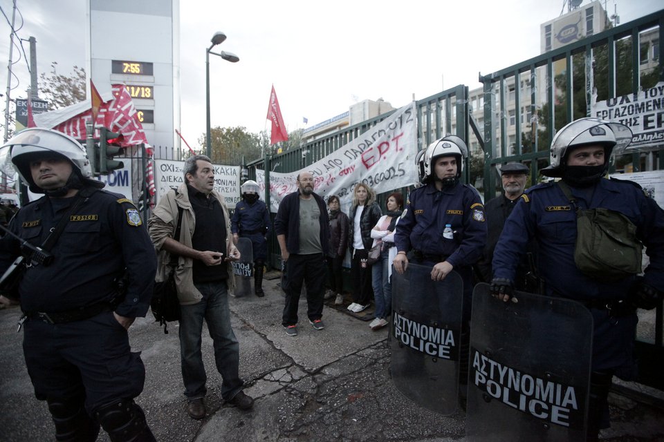 Ολες οι εικόνες από την επέμβαση των ΜΑΤ στην ΕΡΤ [εικόνες] | iefimerida.gr 6