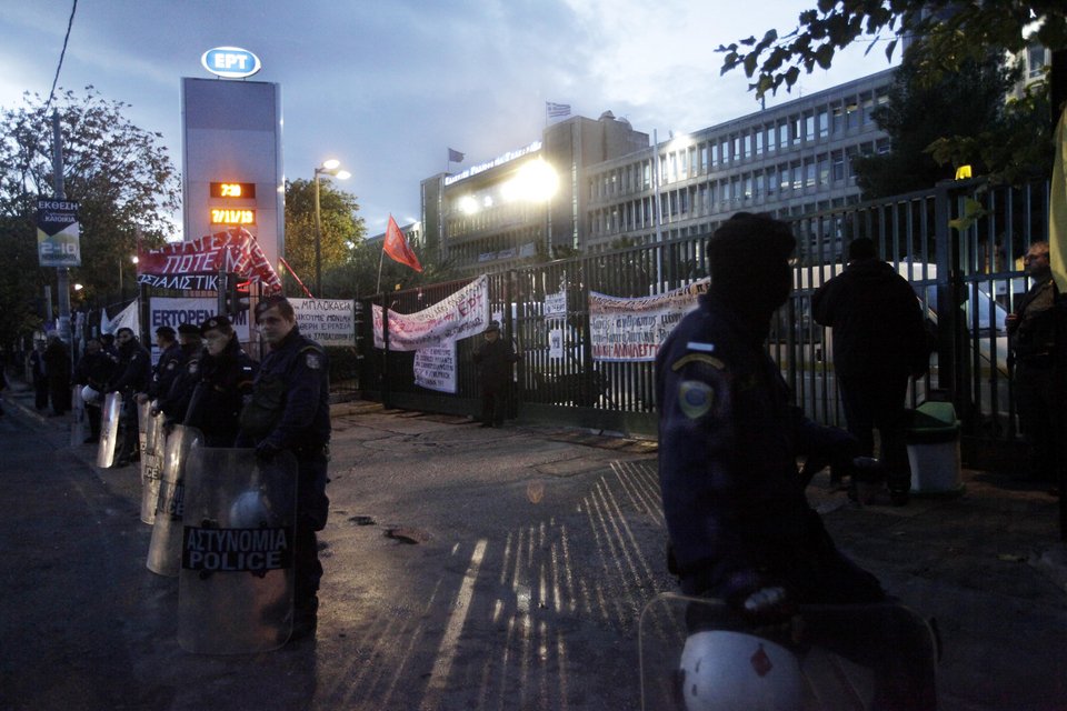 Ολες οι εικόνες από την επέμβαση των ΜΑΤ στην ΕΡΤ [εικόνες] | iefimerida.gr 0