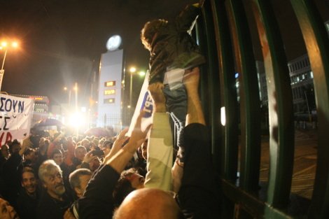 Διαμαρτυρήθηκαν για τον ένα χρόνο από το κλείσιμο της ΕΡΤ [εικόνες] | iefimerida.gr 1