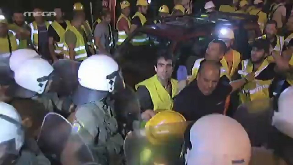 Θερμή υποδοχή: Επεισόδια ΜΑΤ-μεταλλωρύχων έξω από την ΕΡΤ - Περίμεναν Τσίπρα-Μεϊμαράκη [εικόνες&βίντεο] | iefimerida.gr 1