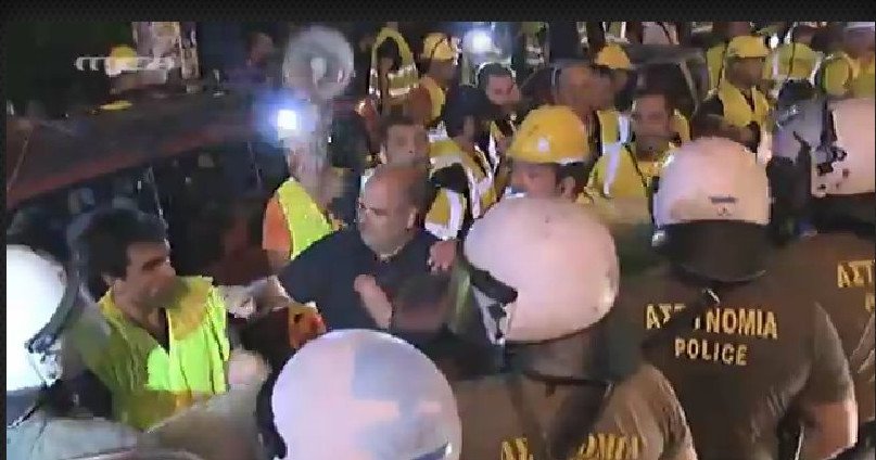 Θερμή υποδοχή: Επεισόδια ΜΑΤ-μεταλλωρύχων έξω από την ΕΡΤ - Περίμεναν Τσίπρα-Μεϊμαράκη [εικόνες&βίντεο] | iefimerida.gr 2