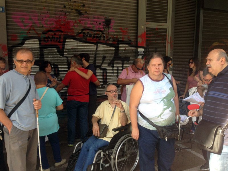 Συγκέντρωση έξω από το υπ. Εργασίας -Διαμαρτύρονται για τις απολύσεις στην ειδική αγωγή [εικόνες] | iefimerida.gr 1