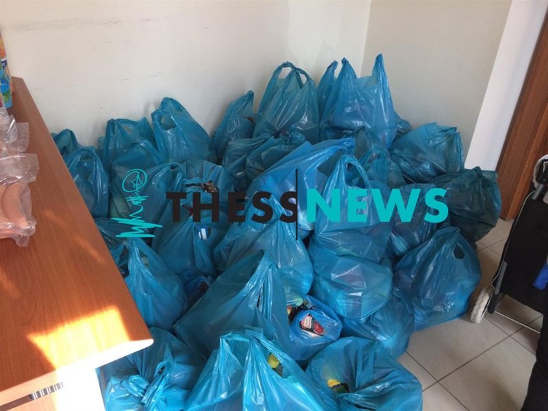  Θεσσαλονίκη: Διανομή τροφίμων σε 300 δικαιούχους από τον Ερυθρό Σταυρό [εικόνες] | iefimerida.gr 0