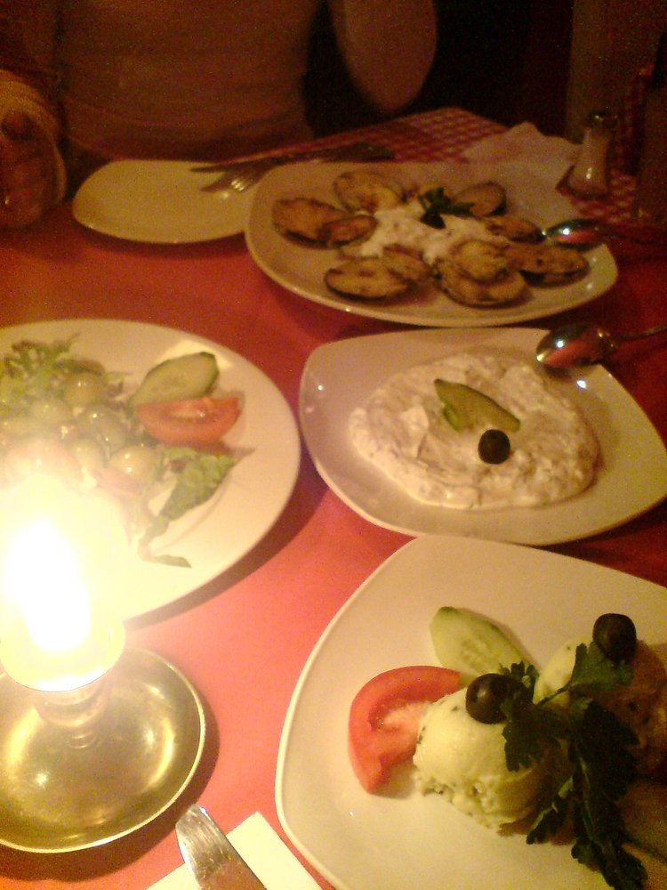 «Σοϊμπλέξιτ» και «Τροϊκεξολοθρευτής» -Πιάτα με έμπνευση από την κρίση σερβίρει ελληνικό εστιατόριο στο Βερολίνο [εικόνες] | iefimerida.gr 6