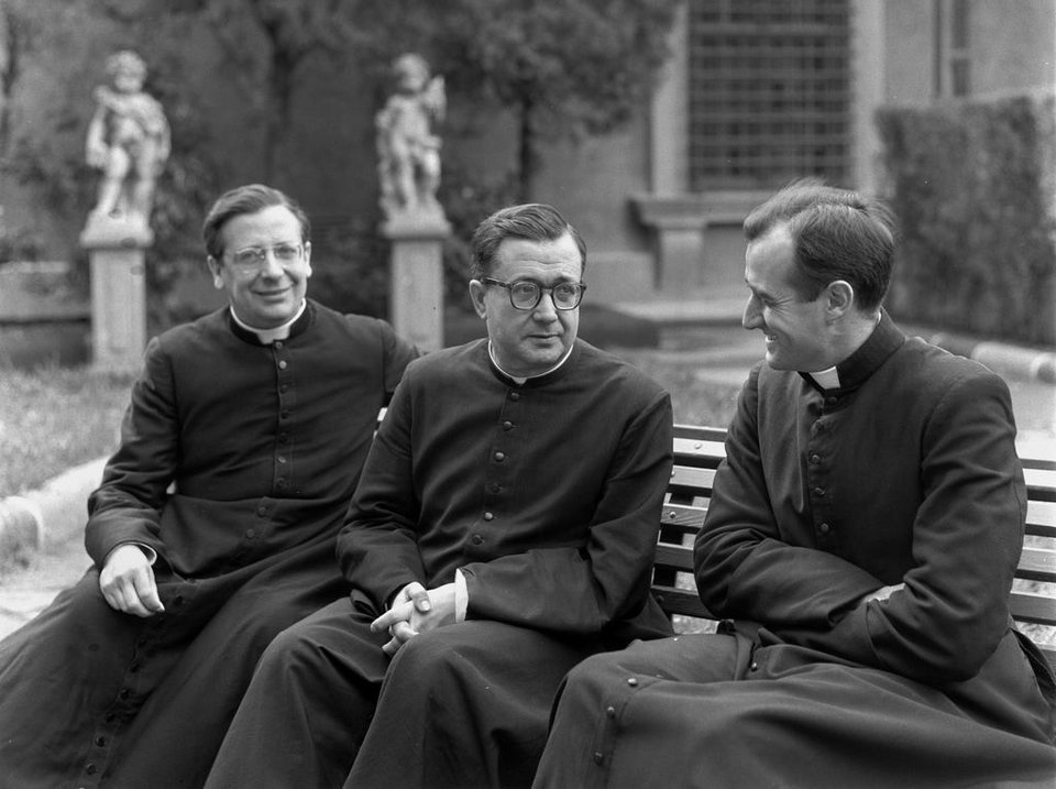 Ο Πάπας όρισε εκπρόσωπο του Βατικανού ένα μέλος της μυστηριώδους οργάνωσης Opus Dei [εικόνες] | iefimerida.gr 6