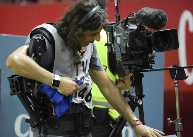 Φανατικός θαυμαστής άφησε τον Μέσι με το εσώρουχο στο γήπεδο [εικόνες] | iefimerida.gr 0