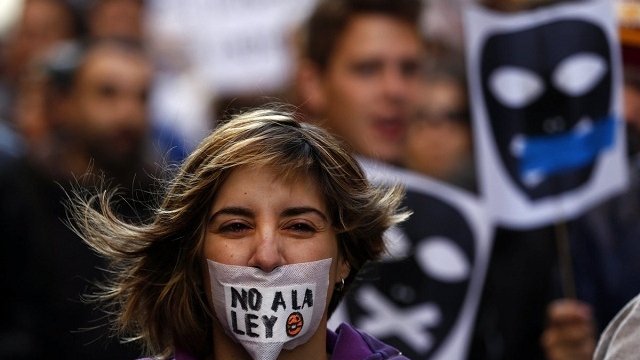 Ισπανία: Νόμος τιμωρεί διαδηλωτές, απαγορεύει τις συναθροίσεις [εικόνες] | iefimerida.gr 1