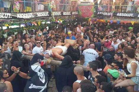 Παραλιακό κλαμπ στη Λεμεσό «σταυρώνει» ξανά τον «Ιησού», τρελαίνει τους τουρίστες και προκαλεί [εικόνες] | iefimerida.gr 0