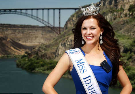 Η 20χρονη καλλονή που συγκλόνισε την υφήλιο -Στέφθηκε βασίλισσα ομορφιάς φορώντας το μπικίνι της και την αντλία ινσουλίνης [εικόνες] | iefimerida.gr 3