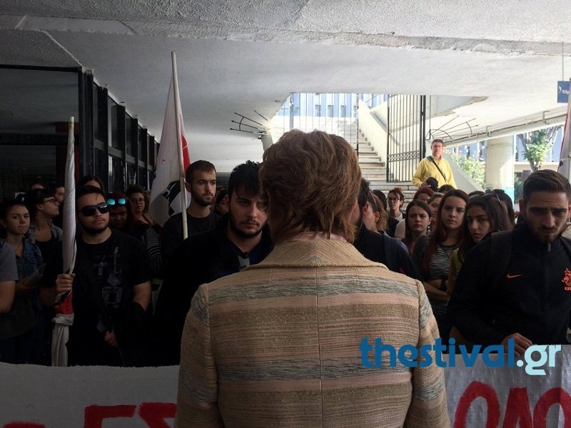 Ενταση στο ΑΠΘ: Διαμαρτυρία γιατί έμειναν εκτός φοιτητικής εστίας 222 φοιτητές [βίντεο] | iefimerida.gr 0