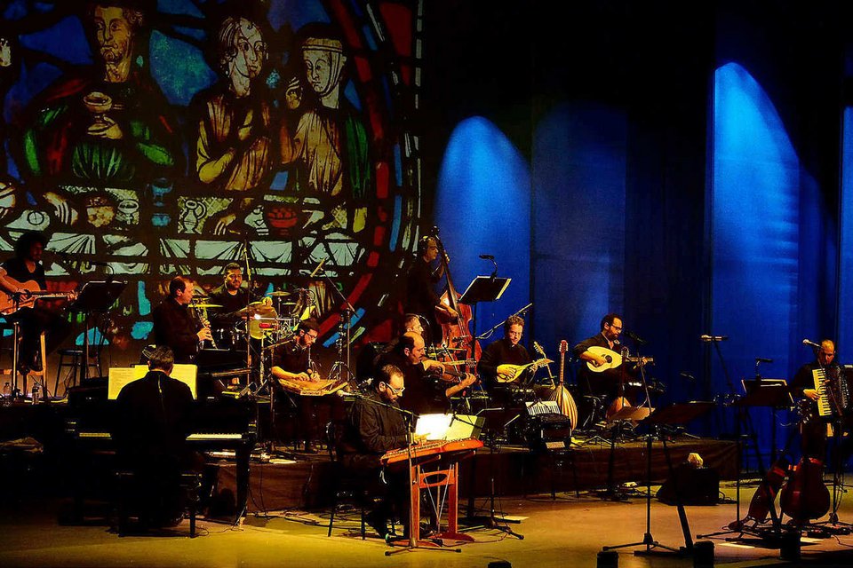 Γιώργος Νταλάρας και Εστουδιαντίνα σε τραγούδια για τον ξεριζωμό στο Ηρώδειο [βίντεο] | iefimerida.gr 0