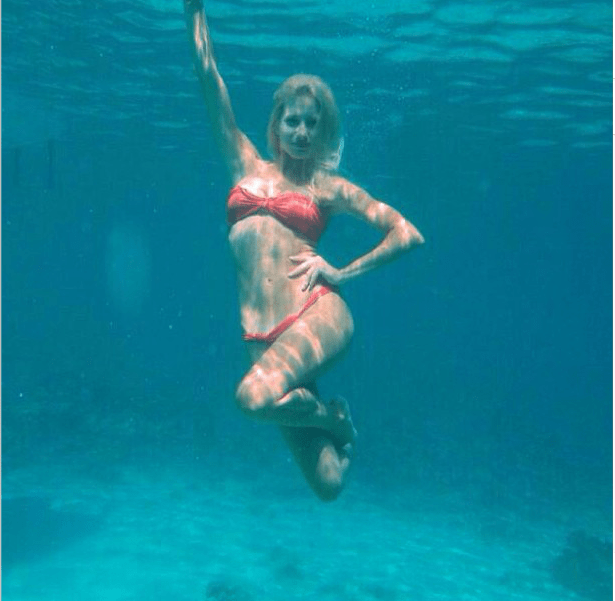 H γοργόνα Ευαγγελία Αραβανή ποζάρει στο βυθό του Μεγανησίου [εικόνα] | iefimerida.gr 0