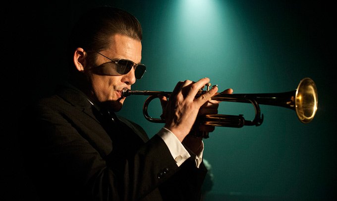 O Iθαν Χοκ ζωντανεύει τον θρύλο της τζαζ Τσετ Μπέικερ [βίντεο] | iefimerida.gr 0