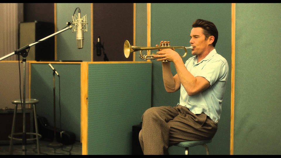 O Iθαν Χοκ ζωντανεύει τον θρύλο της τζαζ Τσετ Μπέικερ [βίντεο] | iefimerida.gr 1